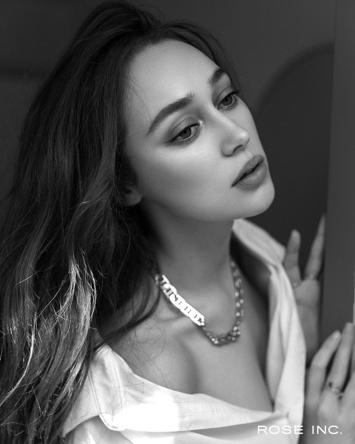 Alycia-Debnam-Carey-Magazine